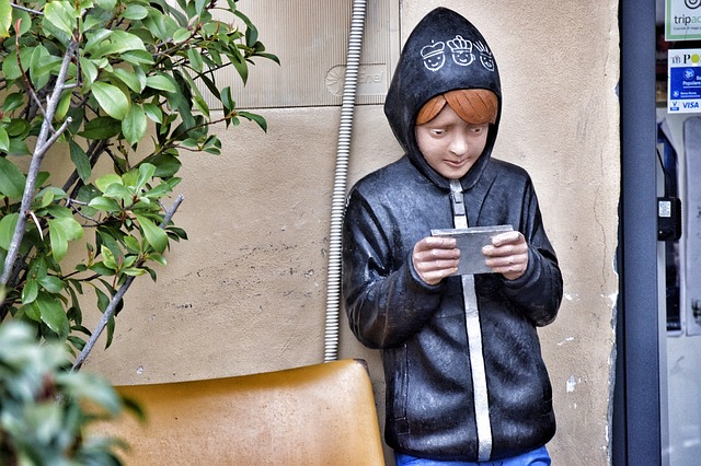 Anak-anak lebih sering mengakses internet selama pandemi (Foto: Pixabay/Marco_Pomella)