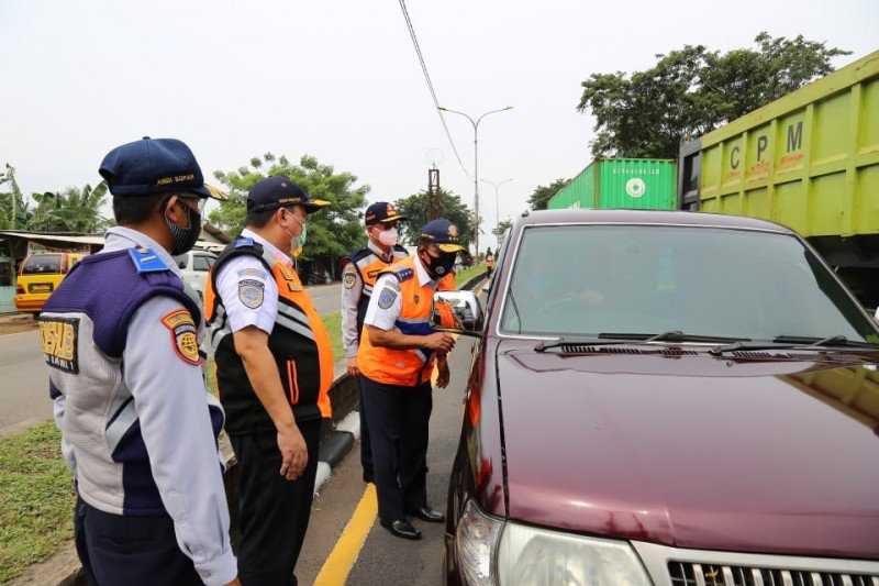 Direktur Jenderal Perhubungan Darat Kementerian Perhubungan mengecek kendaraan yang melintasi Jalan Tol Jakarta-Cikampek KM 47 sebagai antisipasi arus balik Lebaran 2020 di tengah pandemi COVID-19. (Kemenhub)