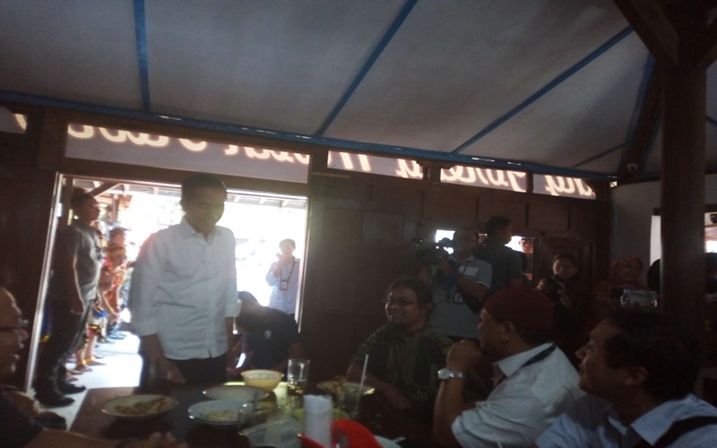 Presiden Jokowi bersama para awak media di Solo