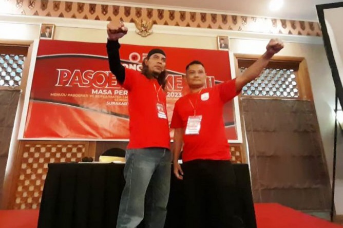 Maryadi Suryadharma alias Gondrong (kiri) terpilih menjadi Presiden Pasoepati dalam Kongres VIII, Minggu (10/1). (MP/Ismail)