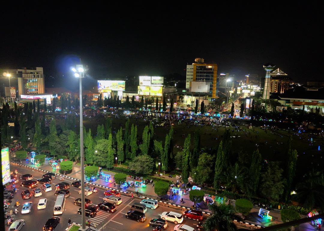 Simpang Lima Semarang di malam hari (Sumber: Instagram/dinzdoank)