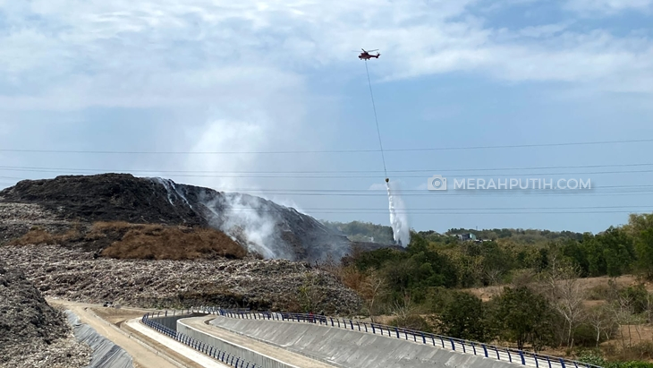 Kebakaran TPA Putri Cempo Tersisa 30 Persen Setelah Dilakukan Water Bombing