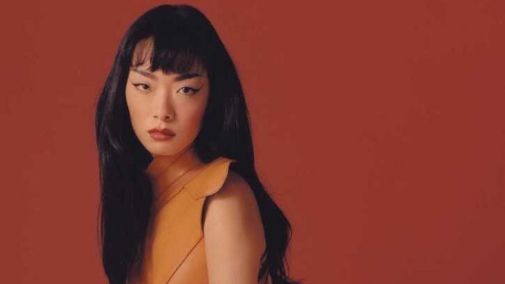 Rina Sawayama akan Hadirkan Album 'Hold the Girl'