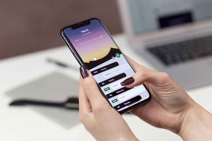 Hasil dari deteksi Gluconov akan dikirim aplikasi yang sudah didownload dismarphone (foto: pexels/freestocks.org)