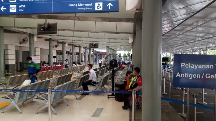 Situasi posko tes GeNose dan Antigen di Stasiun Pasar Senen, Jakarta Pusat, pada Hari Pertama Pelarangan Mudik, Kamis (6/5/2021). (Antara/Ricky Prayoga)