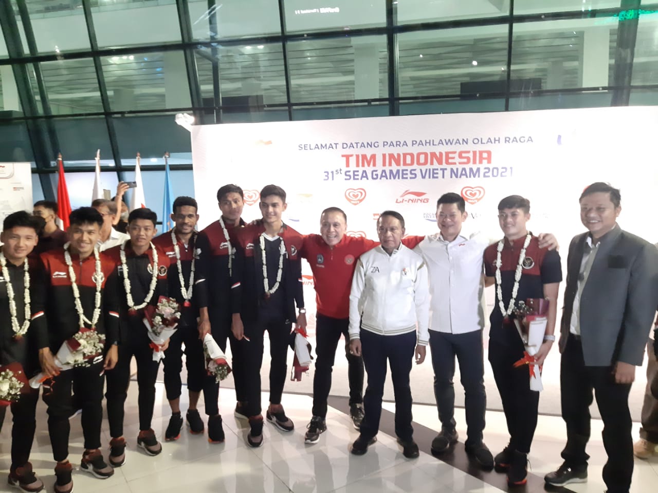 Ketua National Olympic Committe (NOC) Indonesia Raja Sapta Oktohari dan Bendahara Umum NOC Tommy Hermawan Lo menyambut kedatangan timnas Indonesia U-23 di Bandara Soekarno-Hatta, Senin (23/5). Foto: MP/Kanu