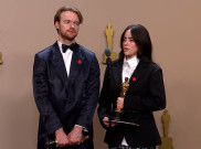 Billie Eilish Tampil dengan Setelan Chanel Houndstooth di Oscar 2024