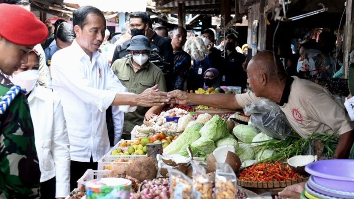 Jokowi Akui Harga Kebutuhan Pokok di Pasar Sambonggede Jatim Lebih Murah