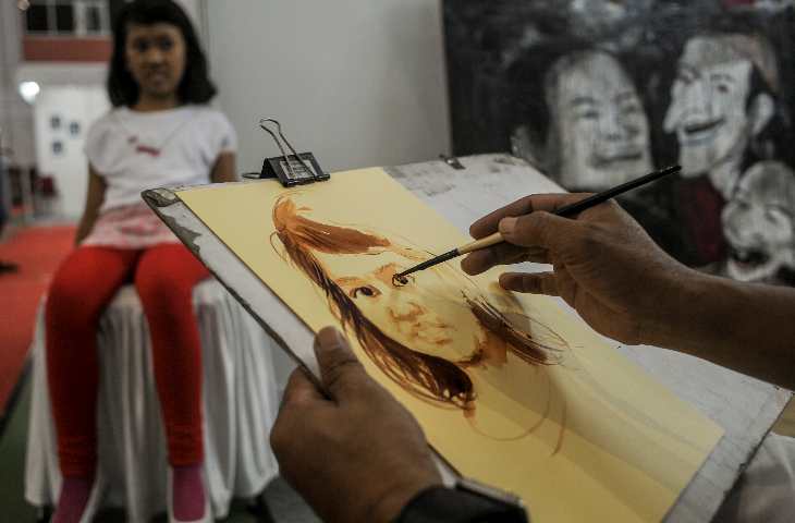 Melukis Sketsa Jadi Daya Tarik Pengunjung Pasar Seni Lukis Bandung