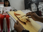 Melukis Sketsa Jadi Daya Tarik Pengunjung Pasar Seni Lukis Bandung