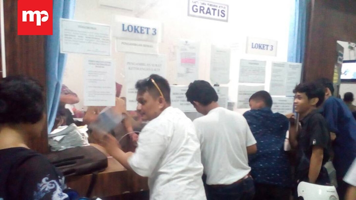 Ratusan Warga Berusia 17-19 Padati Kantor Disdukcapil Medan