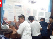 Ratusan Warga Berusia 17-19 Padati Kantor Disdukcapil Medan