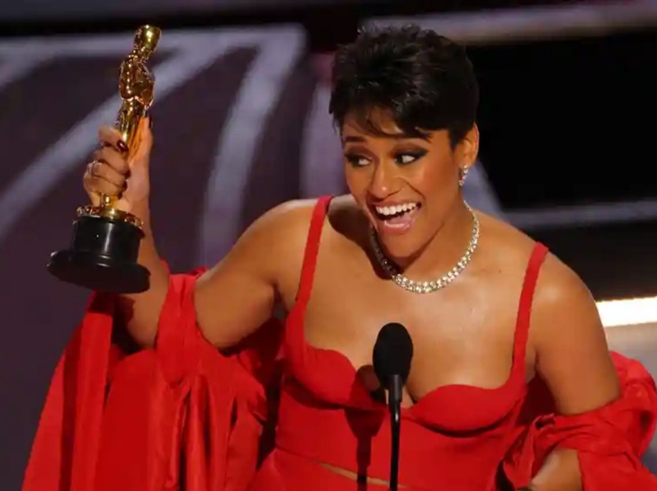 DeBose menjadi perempuan kulit berwarna aneh pertama dan Latina kedua yang memenangi Oscar untuk akting. (Foto: The Guardian)