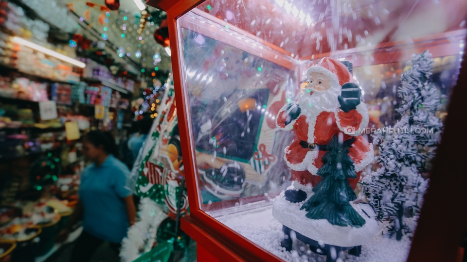 Berburu Pernak Pernik Natal di Pasar Pagi Asemka