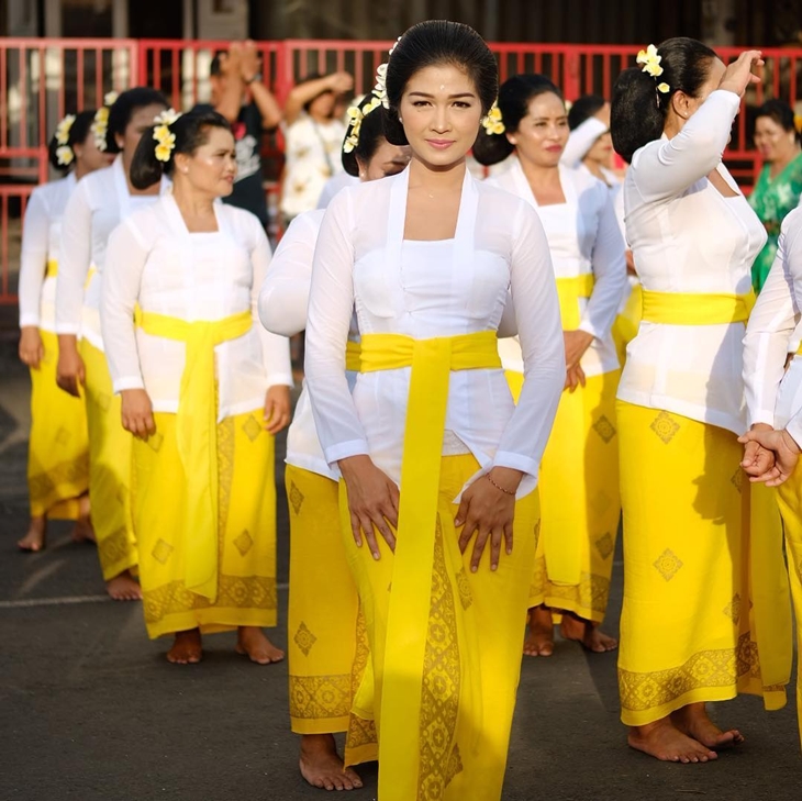 Tari rejang renteng. (Foto: instagram.com/trivitri)