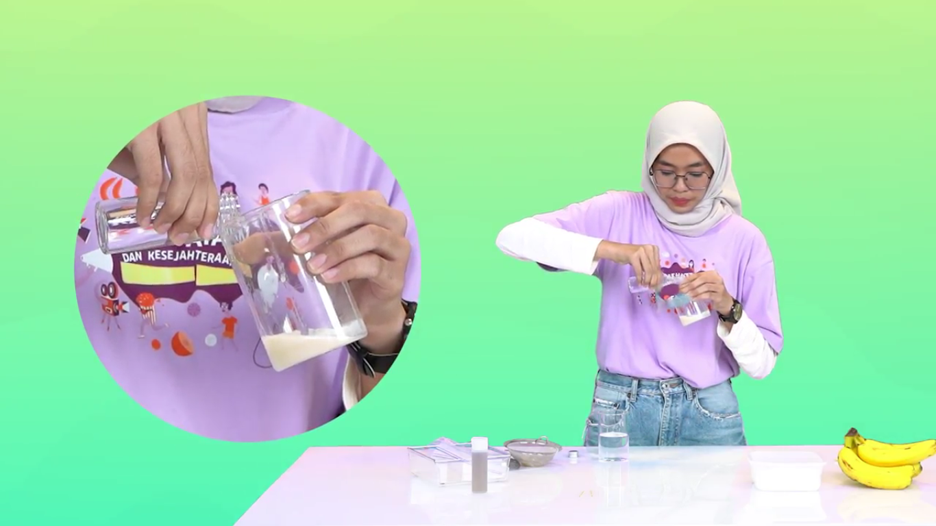 Tim Science Film Festival memeragakan eksperimen sains berjudul “Desain Paru-Paru”. (Foto Goethe-Institut Indonesien)