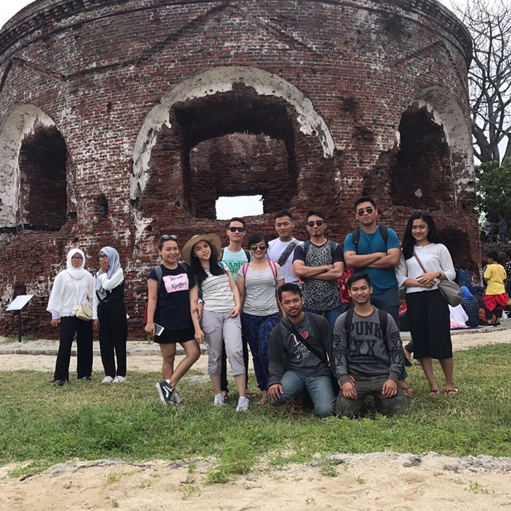 Para pelancong Pulau Onrust berfoto bersama di depan sebuah bangunan Belanda. (Foto: https://www.instagram.com/nixonphilips)
