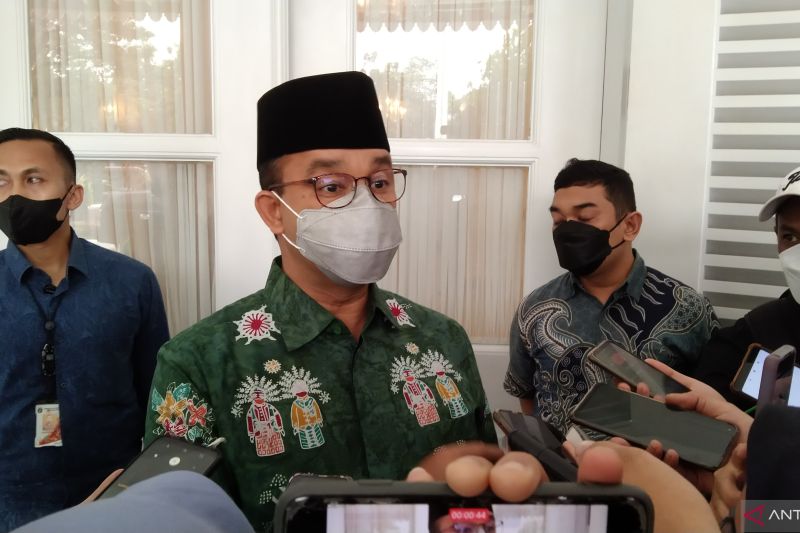 Gubernur DKI Jakarta Anies Baswedan ketika diwawancarai awak media di Balai Kota Jakarta, Senin (20/12/2021). ANTARA/Dewa Ketut Sudiarta Wiguna