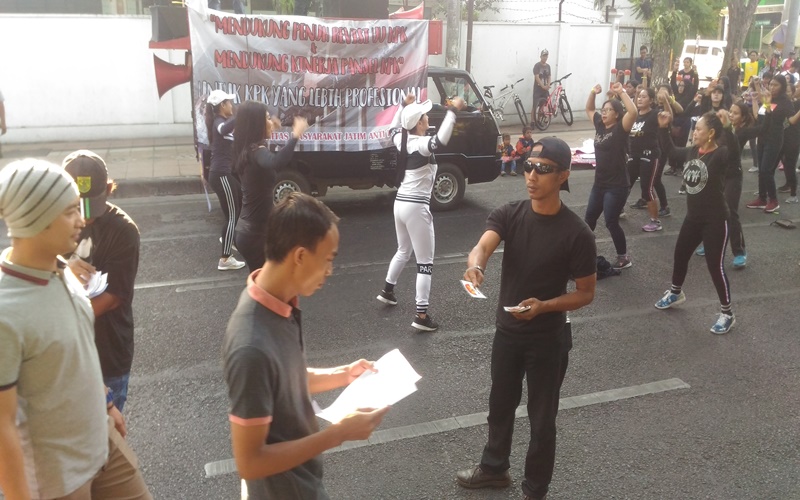 Massa pro revisi UU KPK menggelar aksi dengan membagi-bagikan info seputar KPK di CFD Surabaya