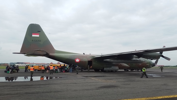 pesawat Hercules TNI AU nomor penerbangan A-1330 di Bandara Internasional Adi Soemarmo Solo, Jawa Tengah, Kamis (21/1).