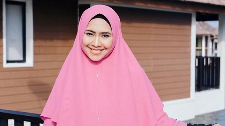 Setelah Sukses di Dunia Hiburan, 6 Artis Ini Jadi Fashion Desainer Hijab