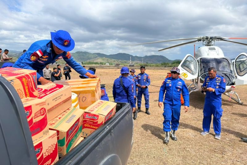Polisi Pakai CN 295 dan Helikopter Bell 429 Sebar Bantuan Bagi Korban Gempa NTT
