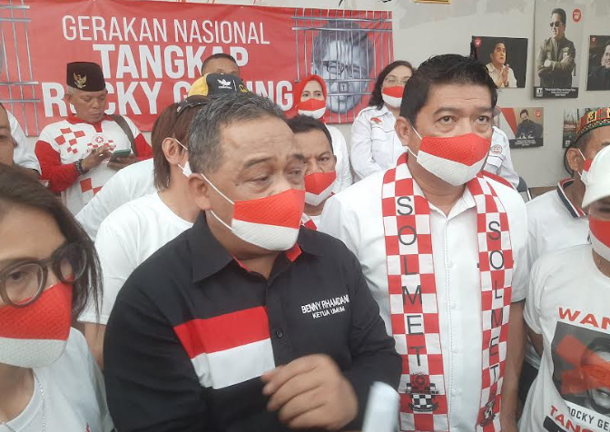 Relawan Jokowi Duga ada Kelompok di Belakang Rocky Gerung yang Serang Jokowi