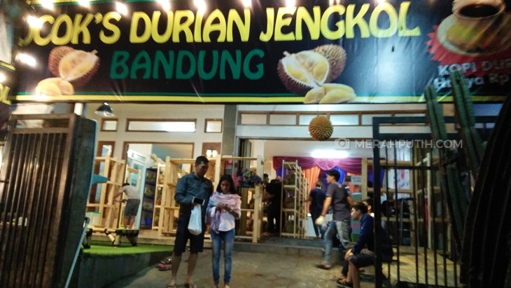 Ucok's Durian Jengkol Bandung selalu ramai di akhir pekan (MP/Yugi Prasetyo)