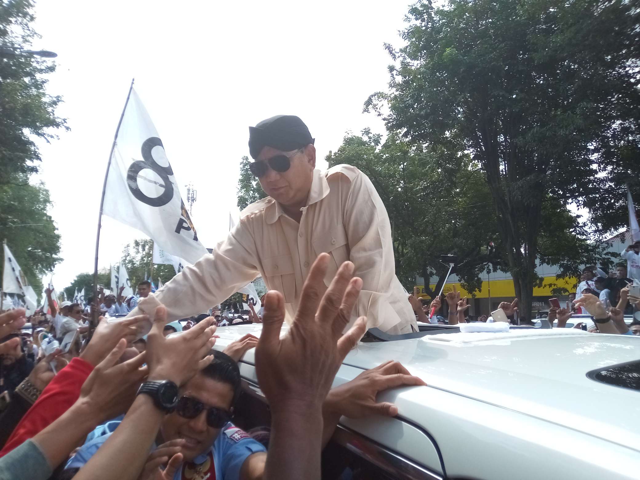 Prabowo Subianto dikerumuni pendukungnya saat kampanye akbar Pilpres 2019 di Stadion Sriwedari, Solo Jawa Tengah. (MP/Ismail)