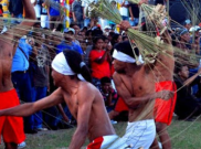 Mengenal Tradisi Pukul Sapu di Maluku