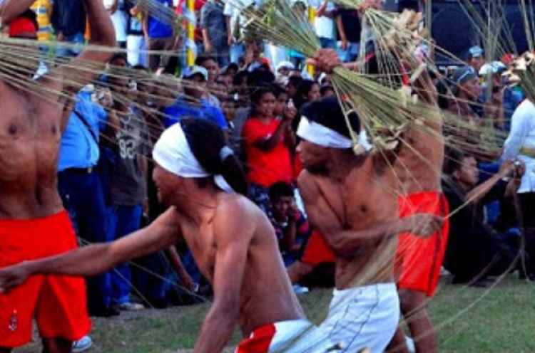 Mengenal Tradisi Pukul Sapu di Maluku