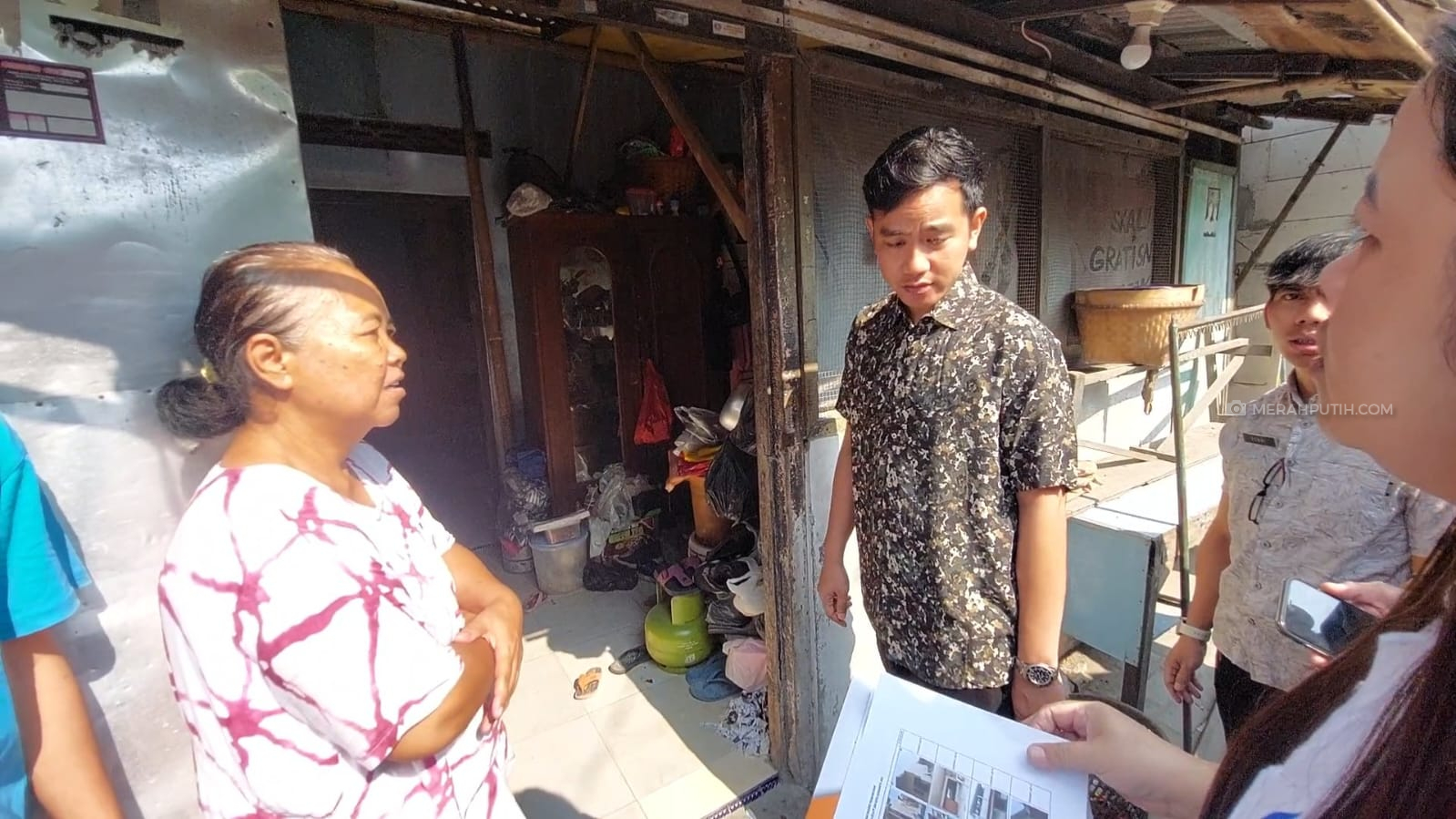 Blusukan ke Kampung Sangkrah, Gibran Bagikan Beras dan Didoakan jadi Wapres
