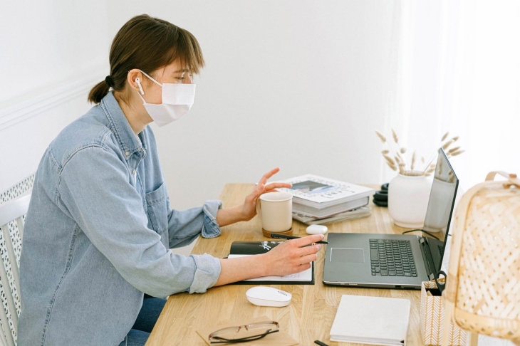 Para pekerja kantoran masih masuk kantor dan melaksanakan protokol keseharan. (Foto: pexels.com/Ivan Samkov)