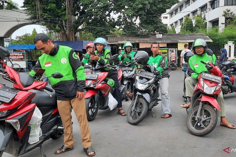 Pengemudi ojek daring berkumpul menunggu penumpang di depan Taman Margasatwa Ragunan, Jakarta Selatan, Minggu (15/3/2020) (ANTARA/Laily Rahmawaty)
