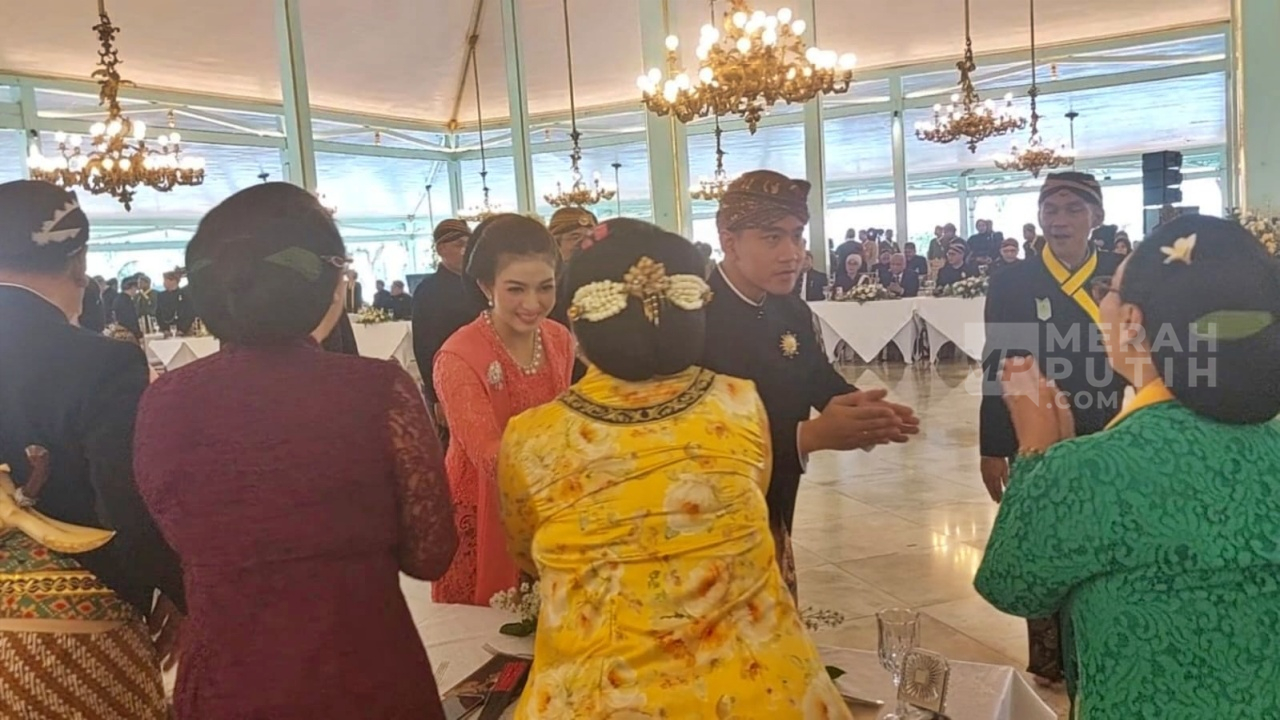 Kenakan Beskap dan Jarit, Wapres Gibran Hadiri Tingalan Jumenengan di Pura Mangkunegaran