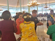 Kenakan Beskap dan Jarit, Wapres Gibran Hadiri Tingalan Jumenengan di Pura Mangkunegaran