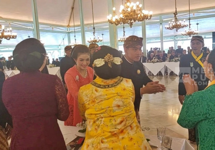 Kenakan Beskap dan Jarit, Wapres Gibran Hadiri Tingalan Jumenengan di Pura Mangkunegaran