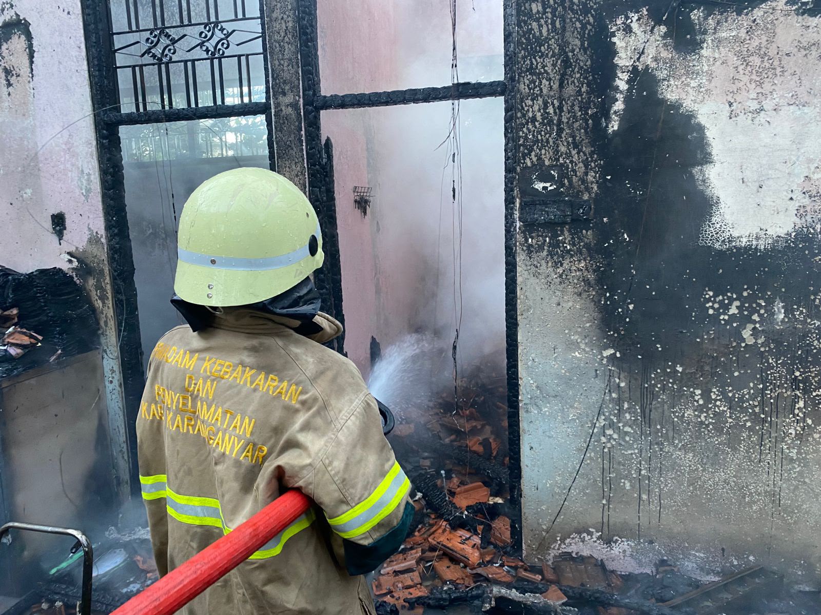 SMPN 2 Karangpandan Terbakar, Ruang TU dan Kepala Sekolah Ludes Dilalap Api