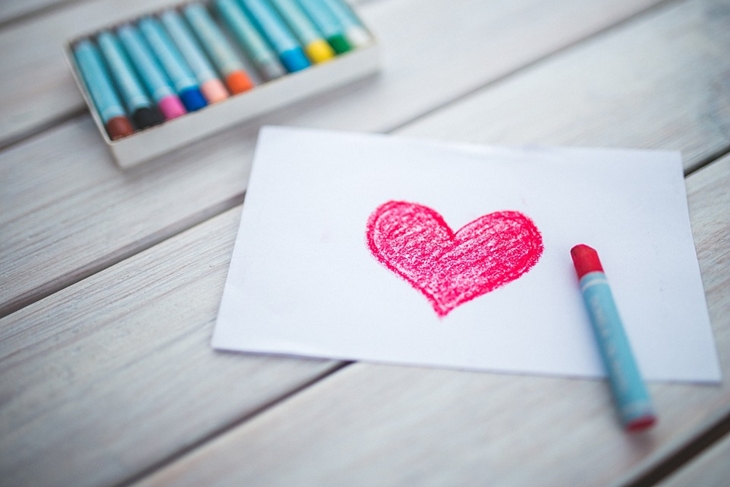 Ajarkan kepada anak cinta dan sikap murah hati. (Foto: Pixabay/kaboompics)