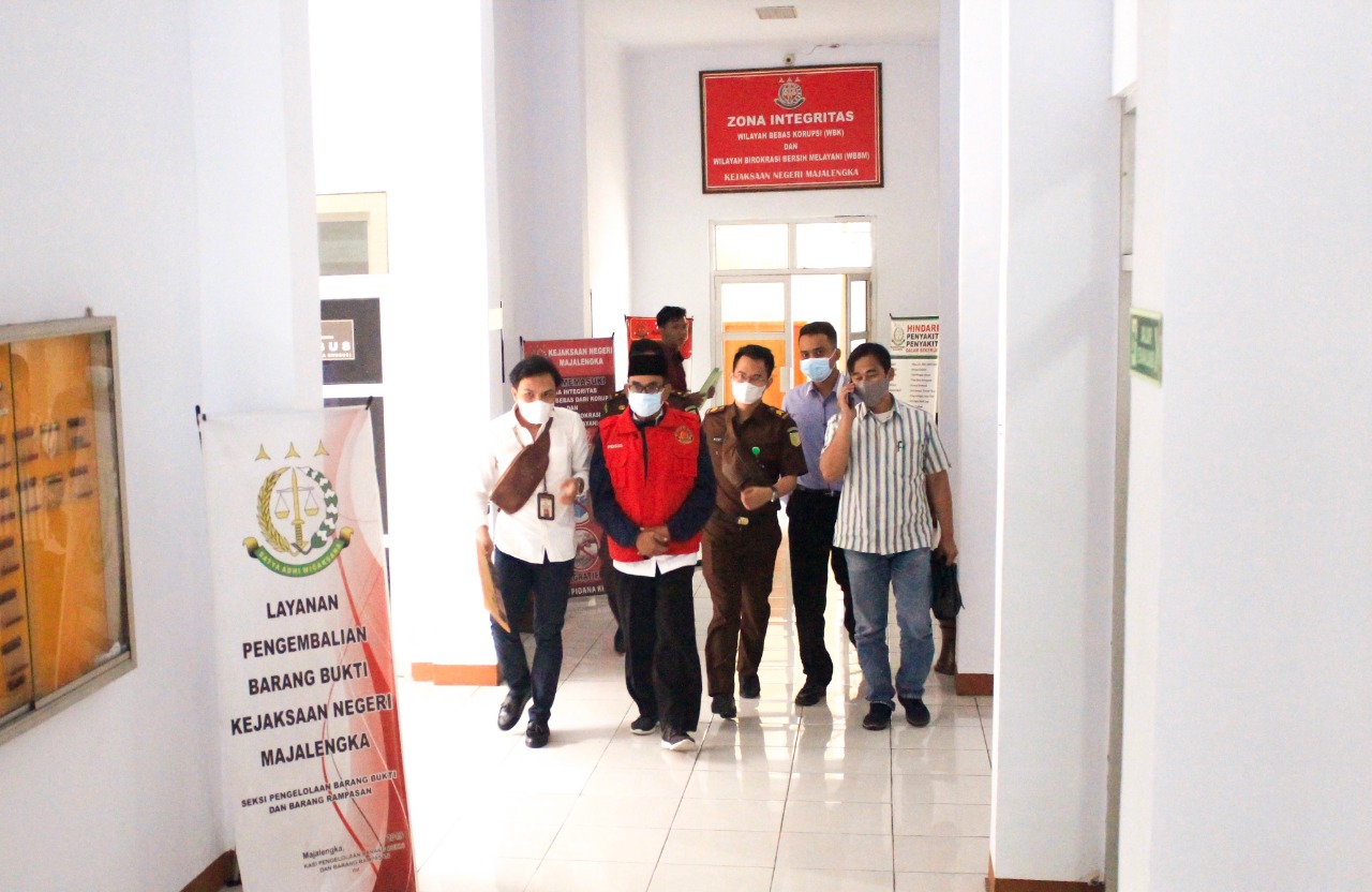 Kejari Kabupaten Majalengka resmi menahan tersangka J pada kasus dugaan korupsi di  PDSMU. Foto: MP/Mauritz