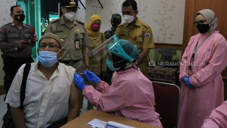 Vaksinasi COVID-19 untuk lansia di Jakarta Pusat. (Foto: MP/Asropih)