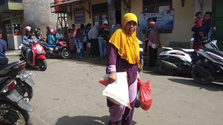 Warga menerima bantuan Kartu Sembako senilai Rp200 ribu akibat terdampak corona