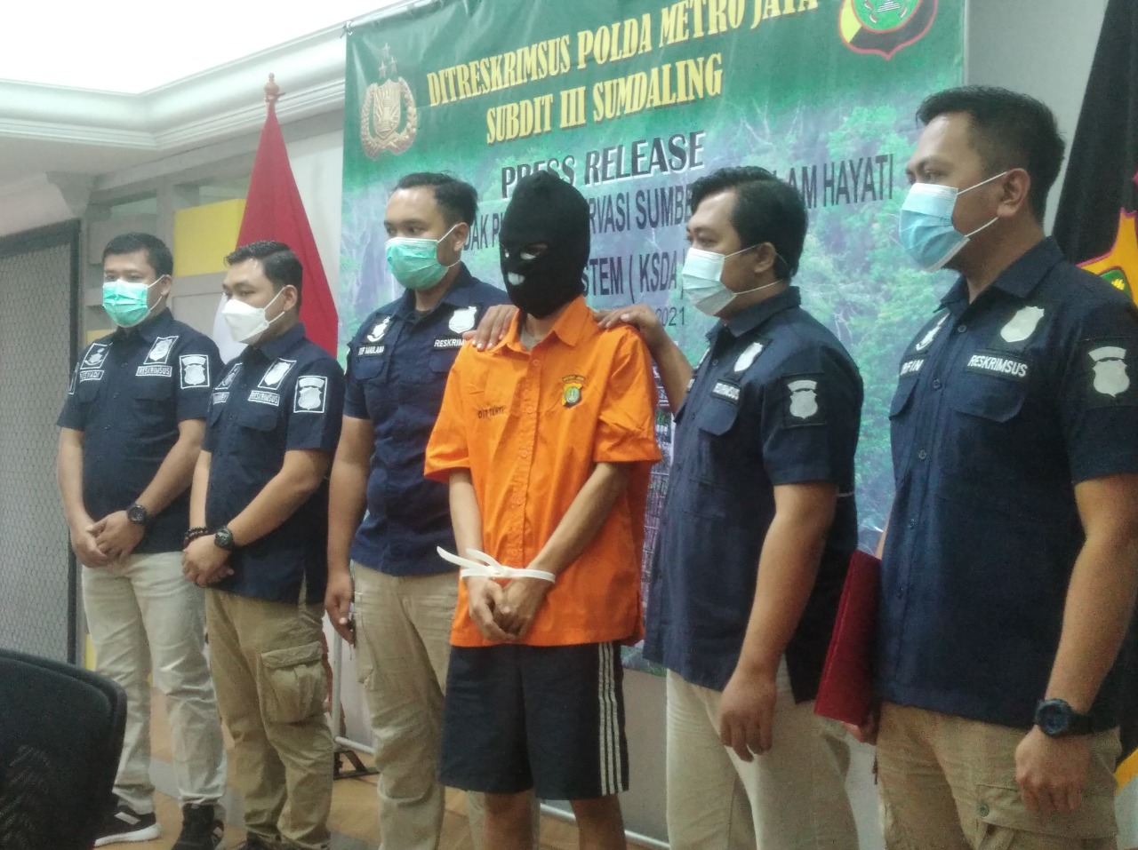 Kabid Humas Polda Metro Jaya, Kombes Pol Yusri Yunus (kedua dari kanan) bersama Dirjen Konservasi Sumber Daya Alam dan Ekosistem KLHK Wiratno (kedua dari kiri) dan Direktur Reserse Kriminal Khusus Polda Metro Jaya Kombes Pol Aulia Alamsyah (kanan) dalam jumpa pers penangkapan pelaku perdagangan satwa dilindungi Mapolda Metro Jaya, Jakarta, Kamis (28/1). MP/Kanu