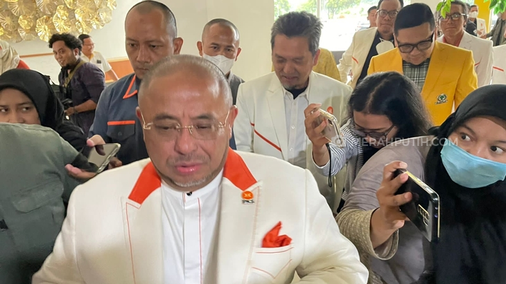 Tiba di Markas Golkar, Sekjen PKS: Happy Pokoknya