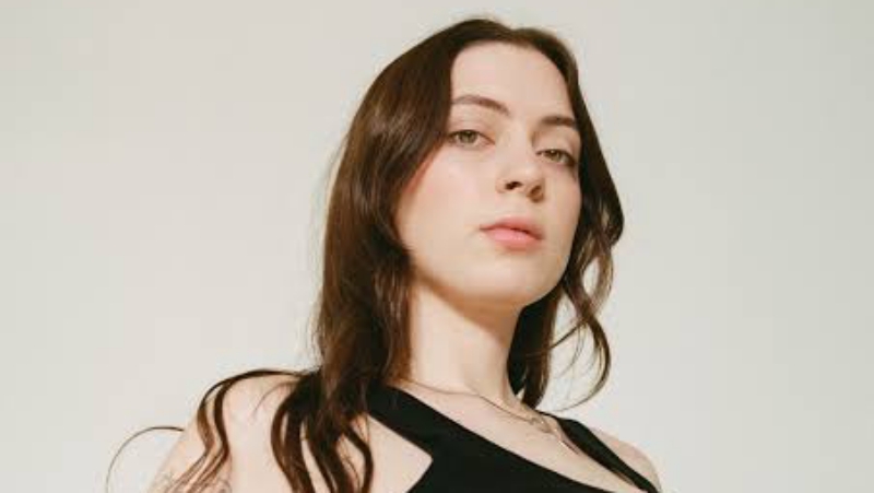Lizzy McAlpine Hadirkan Lagu 'Over Country', Bicara tentang Cinta, Jarak, dan Kenangan