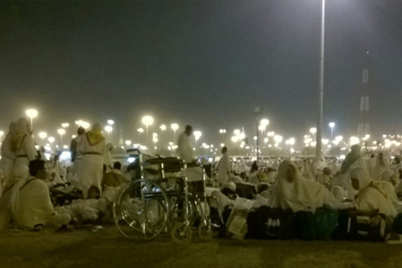 Jamaah haji melaksanakan mabit (bermalam) di Musdalifah, Mekkah, sebagai salah satu rukun haji pada musim haji 2016 (Endang Sukarelawati)