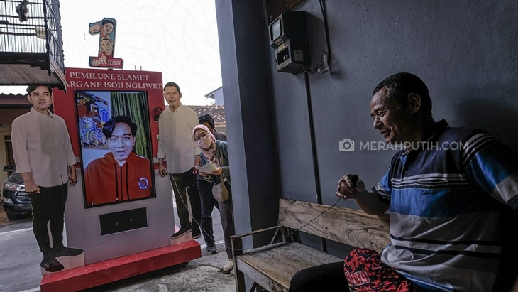 Cawali Gibran Rakabuming Raka kampanye blusukan online di Kelurahan Pajang, Kecamatan Laweyan, Solo, Jawa Tengah, Minggu (11/10). (MP/Ismail)