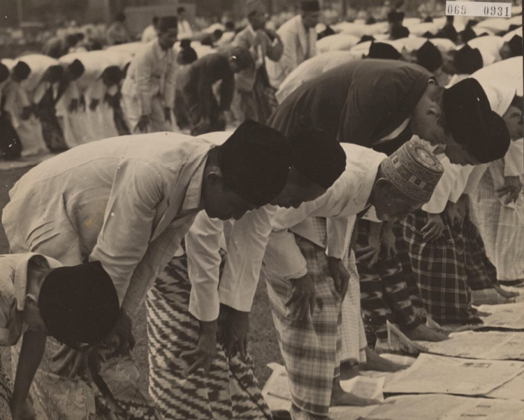 Umat Islam salat Ied tahun 1930-an di Batavia