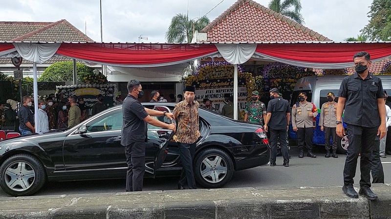 Presiden Jokowin tiba melayat di rumah pakdenya Miyono (82) yang meninggal dunia karena sakit, Senin (28/2). (MP/Ismail)