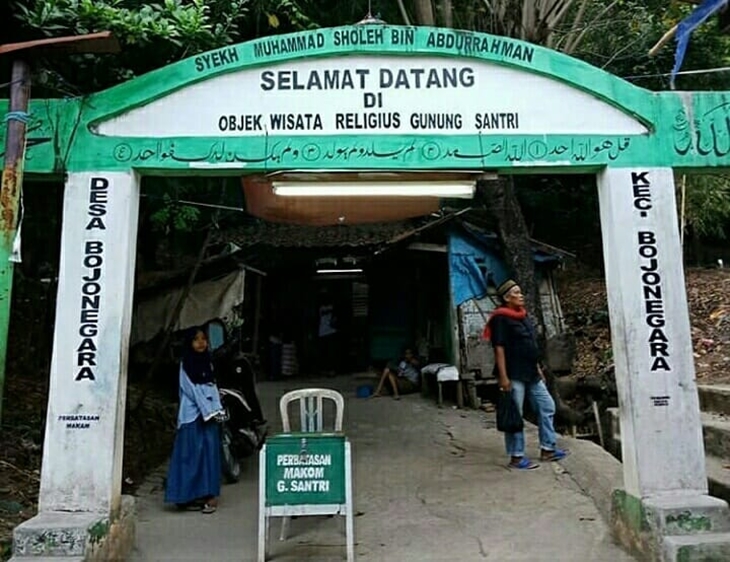 Wisata religi Gunung Santri. (Foto: instagram.com/cctvbojonegara)